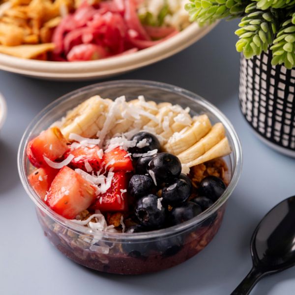 Bango Bowls a&ccedil;a&iacute; bowl topped with strawberries, blueberries, and banana